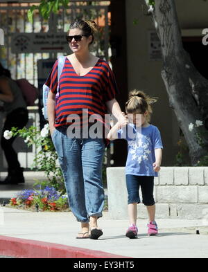 Heavily pregnant Tiffani Thiessen looking tired while spotted picking
