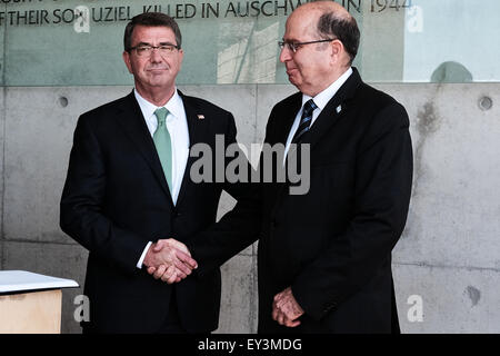 Jerusalem, Israel. 21st July, 2015. US Defense Secretary, ASHTON CARTER (L), shakes hands with Israeli Defense Minister, MOSHE YAALON (R), concluding a visit to Yad Vashem Holocaust Museum. Israel was Carter’s first stop on a regional tour in an attempt to ease concerns following last week’s historic nuclear agreement between Iran and world powers. Credit:  Nir Alon/Alamy Live News Stock Photo