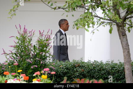 Washington, DC. 17th July, 2015. United States President Barack Obama walks the colonnade at the White House July 17, 2015 in Washington, DC. Credit: Olivier Douliery/Pool via CNP - NO WIRE SERVICE - © dpa/Alamy Live News Stock Photo