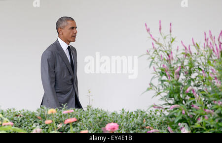 Washington, DC. 17th July, 2015. United States President Barack Obama walks the colonnade at the White House July 17, 2015 in Washington, DC. Credit: Olivier Douliery/Pool via CNP - NO WIRE SERVICE - © dpa/Alamy Live News Stock Photo