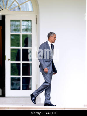 Washington, DC. 17th July, 2015. United States President Barack Obama walks the colonnade at the White House July 17, 2015 in Washington, DC. Credit: Olivier Douliery/Pool via CNP - NO WIRE SERVICE - © dpa/Alamy Live News Stock Photo