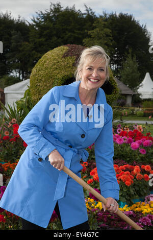 Tatton Park, Cheshire, UK 21st July, 2015 Carol Kirkwood, BBC weather presenter at the RHS Flower Show garden ‘The day of the Dahlias’ . Carol Kirkwood is a Scottish weather presenter, employed by the Met Office and best known for forecasting the weather for BBC Breakfast and Victoria Derbyshire (TV series). Stock Photo