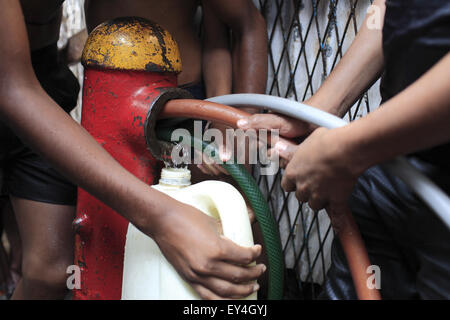 Mumbai, Maharshtra, India. 10th Feb, 2010. 7 jan 2010 : Mumbai - INDIA.Water is drawn illegally from a Fire hydrant at Zakir Hussain Nagar Slum, one of the worst affected part of the ongoing water crises in Mumbai. (Credit Image: © Subhash Sharma via ZUMA Wire) Stock Photo