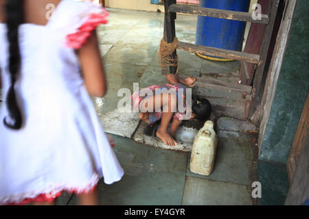 Mumbai, Maharshtra, India. 10th Feb, 2010. 4 nov. 2008 - Mumbai - INDIA:.A child collects from from a leakage in a drain pipe at Anna Nagar, Mumbai.The economically poor markets in the Urban Slums & rural villages in India are becoming increasingly important for big Multinational companies as they target the demand for fresh water.Some 96 million people in India do not have access to clean water and more than 186,000 children under the age of five die from diarrhea caused by unsafe water and poor sanitation each year in the country, according to the international charity Water Aid. Ground Stock Photo