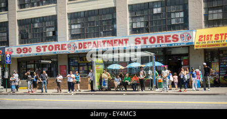 https://l450v.alamy.com/450v/ey4mc3/commuters-wait-at-a-bus-stop-in-long-island-city-in-queens-in-new-ey4mc3.jpg