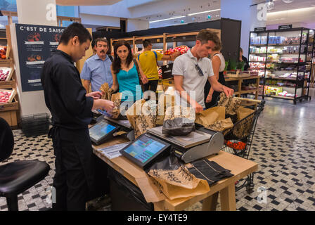 Paris, France, People Lining up to Weigh Fresh Produce in Luxury Food Shop in French Department Store, 'Le Bon Marché', 'La Grande Epicerie' inside view of supermarket, au bon marche Stock Photo