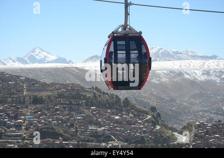 La Paz, Bolivia. 07th July, 2015. Cable car cabins of the red line en route from El Alto to La Paz, Bolivia, 07 July 2015. The Andes mountain range is pictured in the background. Photo: Georg Ismar/dpa/Alamy Live News Stock Photo