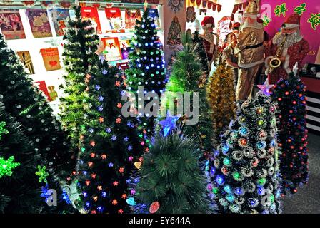 Yiwu, China's Zhejiang Province. 19th July, 2015. A businessman sets up Christmas decorations at Yiwu International Trading Mall, east China's Zhejiang Province, July 19, 2015. Known as the worldwide largest trading hub of Christmas commodity, Yiwu has come to its peak season of production and sale since July. © Tan Jin/Xinhua/Alamy Live News Stock Photo