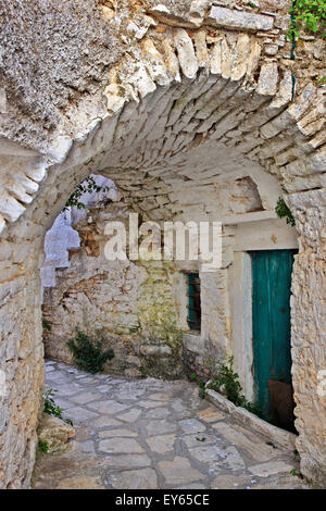 Traditional 'stiasto' or 'steasto' ('arched gallery or alley') in Apiranthos village, Naxos island, Cyclades, Greece. Stock Photo