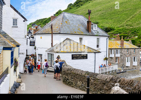 Golden Lion Inn in the fishing village of Port Isaac, location for the TV series 'Doc Martin', Cornwall, England, UK Stock Photo