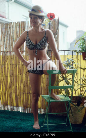 Deutsche Schauspielerin Margot Mahler im Bikini, Deutschland 1970er Jahre. German actress Margot Mahler wearing a bikini, Germany 1970s. 24x36Dia90 Stock Photo
