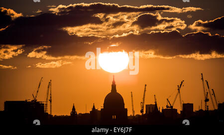 London, UK. 22nd July, 2015. UK Weather: Sunset over St. Paul’s Cathedral Credit:  Guy Corbishley/Alamy Live News Stock Photo