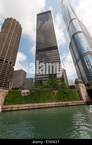 USA ILLINOIS CHICAGO THE AMA BUILDING FROM NORTH DEARBORN STREET Stock ...