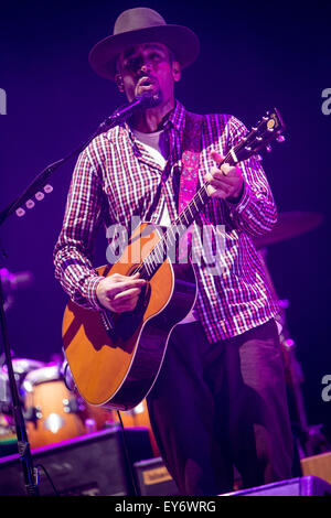 Milan, Italy. 22nd July, 2015. The American singer/songwriter BEN HARPER and his band The Innocent Criminals performs live on stage at the Assago Summer Arena during the PostePay Assago Summer Festival Credit:  Rodolfo Sassano/Alamy Live News Stock Photo