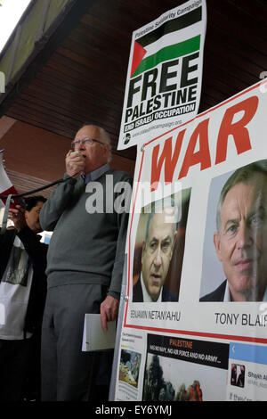 Dr Brian Iddon who use to be the MP for Bolton South East speaking at a Free Palestine Rally in Bolton, Lancashire England UK Stock Photo