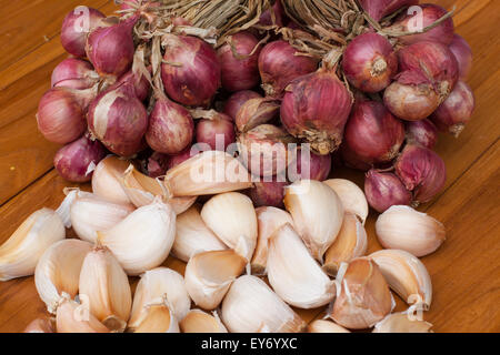 Shallots or red onion, purple shallots on wooden background , fresh shallot  for medicinal products or herbs and spices Thai food made from this raw  shallot 10238227 Stock Photo at Vecteezy