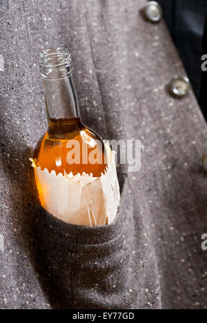 amber heard hides bottle in pocket