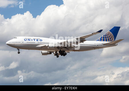 United Airlines Boeing 747 landing at the Frankfurt International Airport Stock Photo