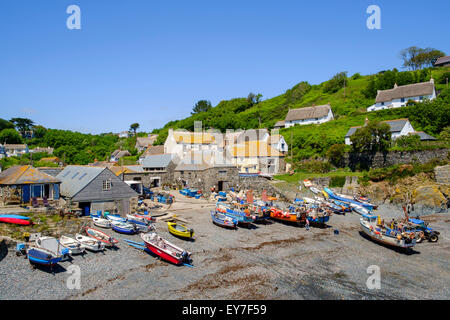 The tiny Cornish fishing village of Cadgwith, Lizard Peninsula, Cornwall, England, UK Stock Photo