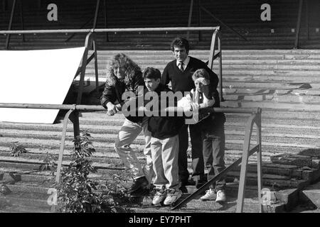 Robert Plant and his son Logan stand on the derelict North Bank (Cow Shed) at Molineux stadium home of Wolverhampton Wanderers football club for the last time. WOLVES V BARNSLEY AT MOLINEUX 5/10/91 Stock Photo