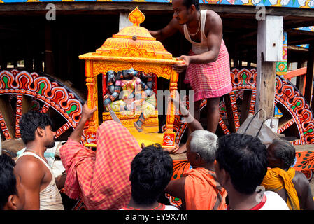 Puri, India. 17th July, 2015. Amid tight security, the millennium?s first Nabakalebar Rath Yatra of Lord Jagannath was held here on 18 July, Saturday in Puri with religious fervor, enthusiasm. More than 30 Lakhs or 3 millions pilgrims attended this festival. The Nabakalebera or New Body of 'Chaturddhamurati'(the four deities) occurred after 19th year which is last held at 1996. Artisan fitting Godess Idol at ratha. © Saikat Paul/Pacific Press/Alamy Live News Stock Photo