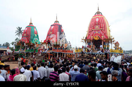 Puri, India. 20th July, 2015. Amid tight security, the millennium?s first Nabakalebar Rath Yatra of Lord Jagannath was held here on 18 July, Saturday in Puri with religious fervor, enthusiasm. More than 30 Lakhs or 3 millions pilgrims attended this festival. The Nabakalebera or New Body of 'Chaturddhamurati'(the four deities) occurred after 19th year which is last held at 1996. Crowd gather in front of Ratha at evening. © Saikat Paul/Pacific Press/Alamy Live News Stock Photo