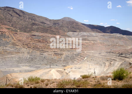 Open pit copper mine, Ray Mine, ASARCO Grupo Mexico, Ray Operations, Pinal County, Kearny, Arizona. Stock Photo