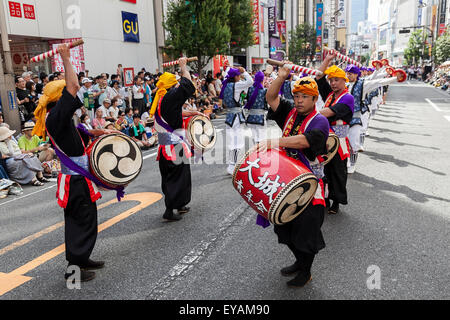Shinjuku Station, Japan. 25th July, 2015. Eisa dancers perform during the Shinjuku Eisa Festival 2015 on July 25, 2015. 26 Eisa dance troupes performed on the streets around Shinjuku Station beating portable taiko drums as they moved through the crowds. The dance is a memorial service for ancestors and making a wish for good, health and family happiness. The annual festival has been held on the last Saturday of July since 2002. Credit:  Rodrigo Reyes Marin/AFLO/Alamy Live News Stock Photo