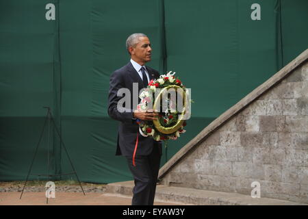 (150725) -- NAIROBI, July 25, 2015(Xinhua) -- U.S. President Barack Obama prepares to lay a wreath at the August 7th Memorial Park to pay tribute to the victims of the August 7, 1998 bomb blast at U.S. Embassy in Nairobi, Kenya on July 25, 2015. On August 7, 1998, the U.S. embassy in Kenya was bombed by an Al- Qaida linked terror group, where over 200 people lost their lives while approximately 5,000 sustained injuries. (Xinhua/Fred Mutune) Stock Photo