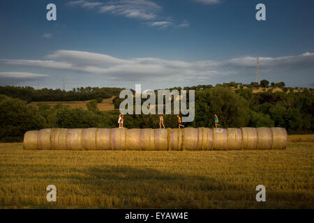 Barcelona, Catalonia, Spain. 25th July, 2015. In a field north of Barcelon, Spain, a group of children playing on hay bales. (Credit Image: © Jordi Boixareu via ZUMA Wire) Stock Photo