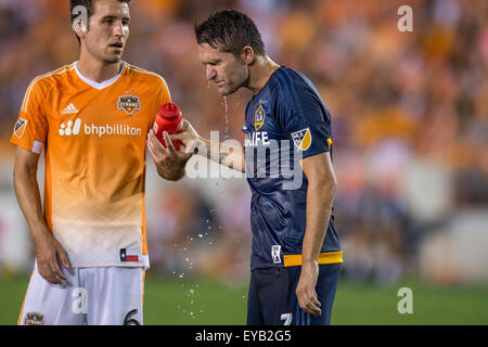 Houston, Texas, USA. 25th July, 2015. Los Angeles Galaxy forward Robbie Keane (7) cools off as he shares a water bottle with Houston Dynamo midfielder Nathan Sturgis (6) during an MLS game between the Houston Dynamo and the LA Galaxy at BBVA Compass Stadium in Houston, TX on July 25th, 2015. The Dynamo won 3-0. (Credit Image: © Trask Smith via ZUMA Wire) Stock Photo