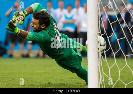 Charlotte, NC, USA. 25th July, 2015. #30 PSG G Salvatore Sirigu during the penalty shootout during the International Champions Cup match between Chelsea FC and Paris Saint-Germain at Bank of America Stadium in Charlotte, NC. Jacob Kupferman/CSM/Alamy Live News Stock Photo