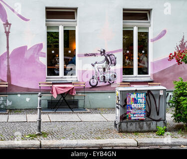 Berlin, Kreuzberg - Soul Food restaurant exterior with alfresco tables on pavement and colourful painted wall Stock Photo