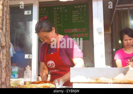 Street-food vendor at work in the grounds of Beijing Language and Culture University - July 2015 Stock Photo