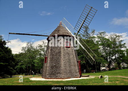 Eastham, Massachusetts:  1680 Eastham Windmill, the oldest windmill on Cape Cod Stock Photo