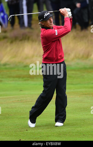 Sunningdale, Berkshire, UK. 26th July, 2015. Seniors Open Golf Tournament Round 4. Bernhard Langer (GER) with an approach shot Credit:  Action Plus Sports/Alamy Live News Stock Photo