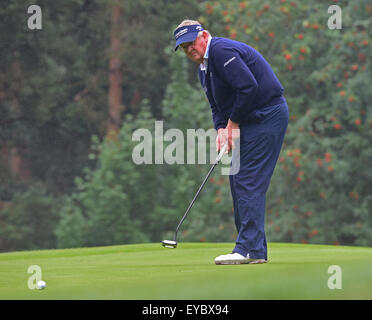 Sunningdale, Berkshire, UK. 26th July, 2015. Seniors Open Golf Tournament Round 4. Colin Montgomerie (ENG) putts for birdie Credit:  Action Plus Sports/Alamy Live News Stock Photo