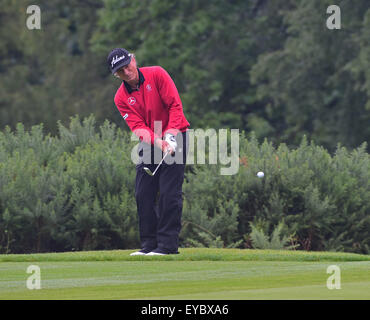 Sunningdale, Berkshire, UK. 26th July, 2015. Seniors Open Golf Tournament Round 4. Bernhard Langer (GER) chips on to the green Credit:  Action Plus Sports/Alamy Live News Stock Photo