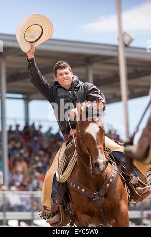 Cheyenne, Wyoming, USA. 26th July, 2015. Bareback rider Tanner Aus of Granite Falls, Minnesota celebrates after winning the Bareback Championships at the Cheyenne Frontier Days rodeo in Frontier Park Arena July 26, 2015 in Cheyenne, Wyoming. Frontier Days celebrates the cowboy traditions of the west with a rodeo, parade and fair. Stock Photo