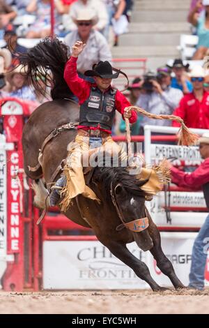 Cheyenne, Wyoming, USA. 26th July, 2015. Bareback rider Joe Lufkin hangs on during the Bareback Championships at the Cheyenne Frontier Days rodeo in Frontier Park Arena July 26, 2015 in Cheyenne, Wyoming. Frontier Days celebrates the cowboy traditions of the west with a rodeo, parade and fair. Stock Photo