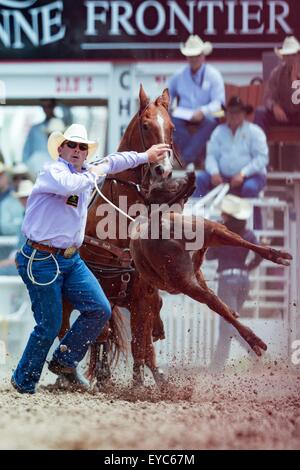 Cheyenne, Wyoming, USA. 26th July, 2015. Steer roper Ryan Jarrett during the Steer Roping finals at the Cheyenne Frontier Days rodeo in Frontier Park Arena July 26, 2015 in Cheyenne, Wyoming. Stock Photo