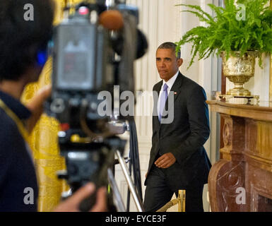 President Barack Obama arrives in Air Force One after landing at ...