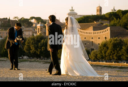 Rome, Hochzeitspaar Roman before the forum Stock Photo