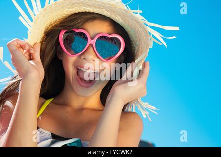 Girl wearing sunglasses and straw hat Stock Photo - Alamy