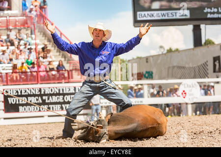 Cheyenne, Wyoming, USA. 26th July, 2015. Steer roper JoJo LeMond of Andrews, Texas celebrates after roping his steer to win overall Cowboy during the finals at the Cheyenne Frontier Days rodeo in Frontier Park Arena July 26, 2015 in Cheyenne, Wyoming. Stock Photo