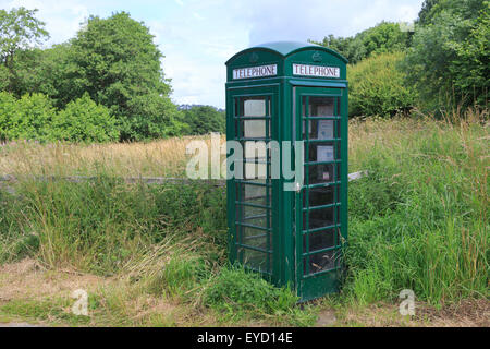 K6 telephone box, designed by Giles Gilbert Scott in 1936, painted green.  Fangdale Beck, North Yorkshire Stock Photo