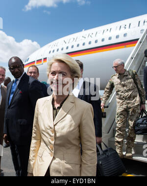 Bamako, Mali. 27th July, 2015. German Defence Minister Ursula von der Leyen exits a plane of the German Armed Forces in Bamako, Mali, 27 July 2015. The minister will meet with high-ranking politicians and military officials in Bamako until 28 July. Credit:  dpa picture alliance/Alamy Live News Stock Photo