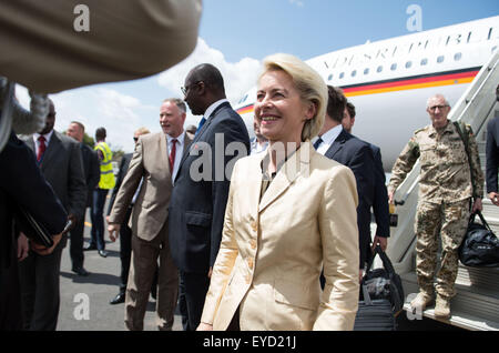 Bamako, Mali. 27th July, 2015. German Defence Minister Ursula von der Leyen exits a plane of the German Armed Forces in Bamako, Mali, 27 July 2015. The minister will meet with high-ranking politicians and military officials in Bamako until 28 July. Credit:  dpa picture alliance/Alamy Live News Stock Photo
