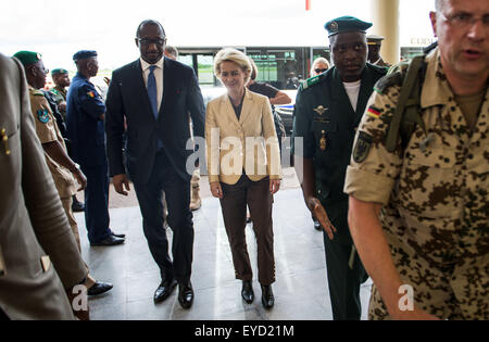 Bamako, Mali. 27th July, 2015. German Defence Minister Ursula von der Leyen arrives at the airport in Bamako, Mali, 27 July 2015. The minister will meet with high-ranking politicians and military officials in Bamako until 28 July. Credit:  dpa picture alliance/Alamy Live News Stock Photo