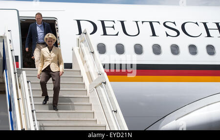 Bamako, Mali. 27th July, 2015. German Defence Minister Ursula von der Leyen exits a plane of the German Armed Forces in Bamako, Mali, 27 July 2015. The minister will meet with high-ranking politicians and military officials in Mali until 28 July. Credit:  dpa picture alliance/Alamy Live News Stock Photo